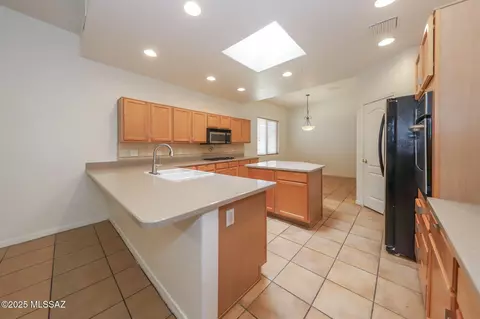 Kitchen - 14085 E Copper Mesa Ct, Vail, AZ 85641 photo 3 of 6
