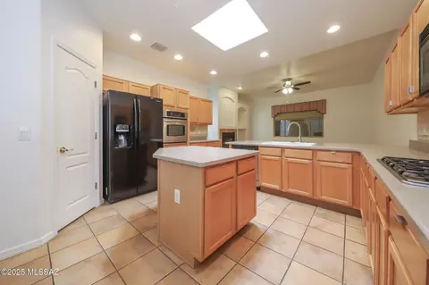 Kitchen - 14085 E Copper Mesa Ct, Vail, AZ 85641 photo 2 of 6