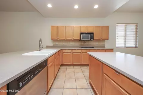 Kitchen - 14085 E Copper Mesa Ct, Vail, AZ 85641 photo 5 of 6