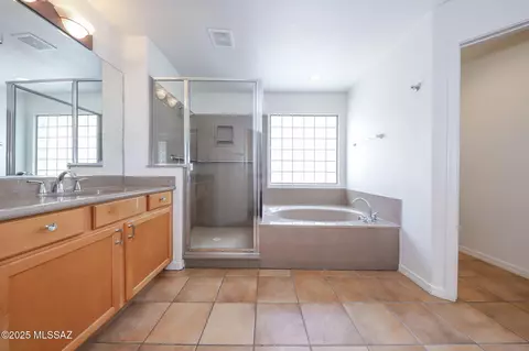 Bath - 14085 E Copper Mesa Ct, Vail, AZ 85641 photo 3 of 5