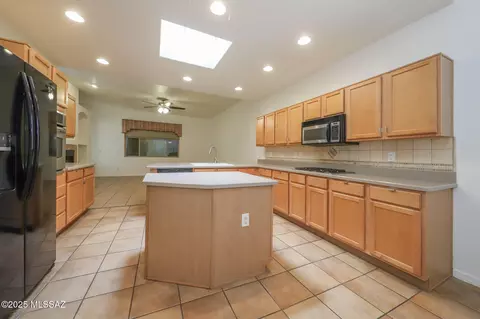 Kitchen - 14085 E Copper Mesa Ct, Vail, AZ 85641 photo 1 of 6