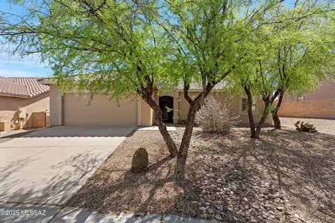 8008 N Iron Ridge Dr, Tucson, AZ 85743