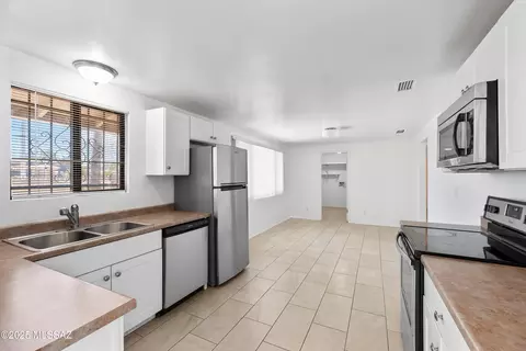 Kitchen - 7456 E 35th St, Tucson, AZ 85710 photo 3 of 4