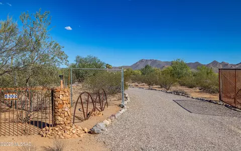 5302 N Sanders Rd, Tucson, AZ 85743