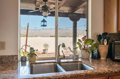 Kitchen - 10401 E Rushlight Dr, Tucson, AZ 85748 photo 6 of 6