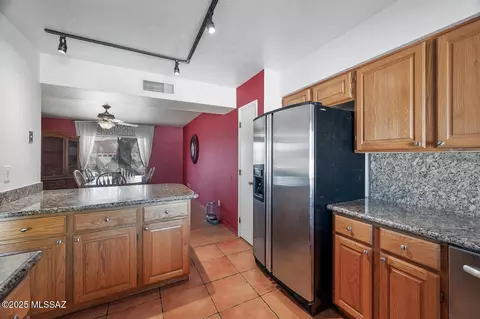 Kitchen - 10401 E Rushlight Dr, Tucson, AZ 85748 photo 4 of 6