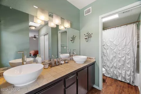 Bath - 10401 E Rushlight Dr, Tucson, AZ 85748 photo 2 of 3