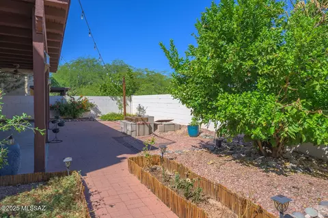 Exterior - 10401 E Rushlight Dr, Tucson, AZ 85748 photo 5 of 9