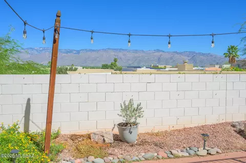 Exterior - 10401 E Rushlight Dr, Tucson, AZ 85748 photo 6 of 9
