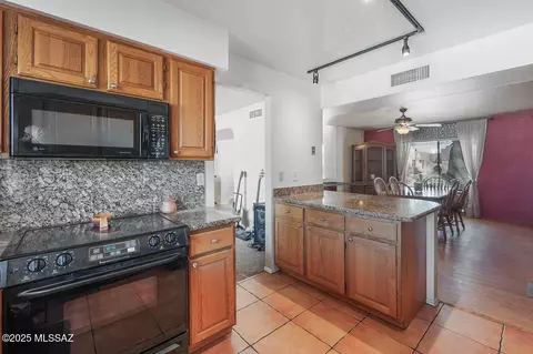 Kitchen - 10401 E Rushlight Dr, Tucson, AZ 85748 photo 5 of 6