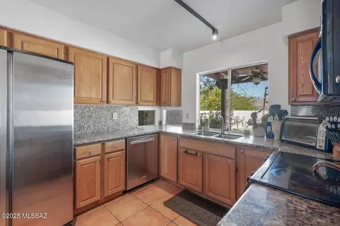 Kitchen - 10401 E Rushlight Dr, Tucson, AZ 85748 photo 3 of 6