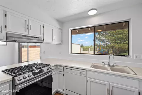 Kitchen - 10025 Eric Alan Pl, Tucson, AZ 85748 photo 2 of 3