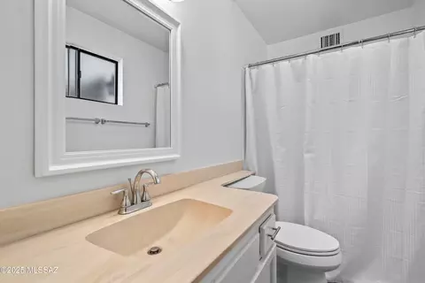 Bath - 10025 Eric Alan Pl, Tucson, AZ 85748 photo 1 of 2