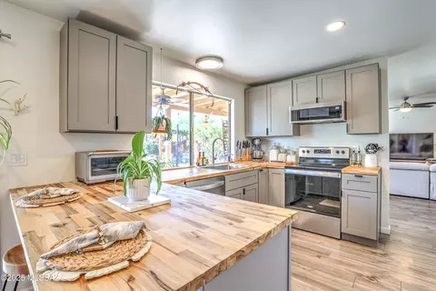 Kitchen - 2981 W Holladay St, Tucson, AZ 85746 photo 1 of 2