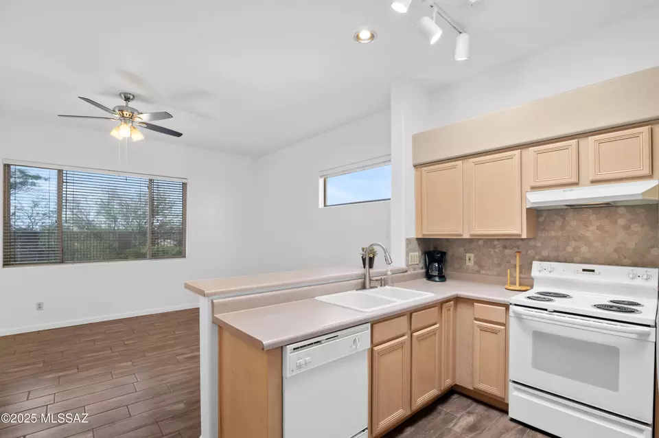 Kitchen - 6329 Camino De Cabaluna, Tucson, AZ 85704 photo 3 of 4