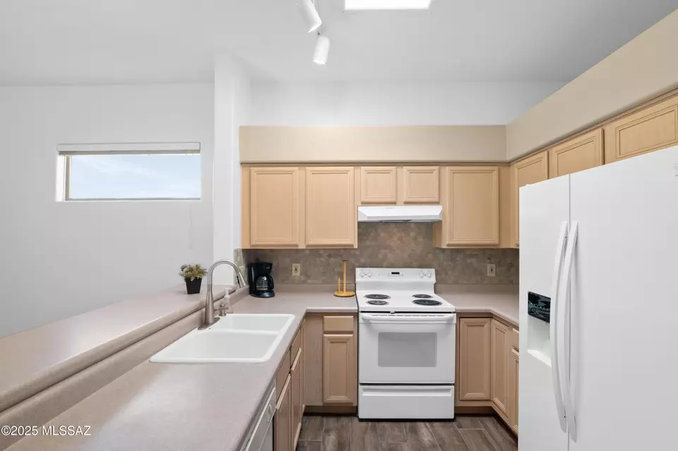 Kitchen - 6329 Camino De Cabaluna, Tucson, AZ 85704 photo 2 of 4