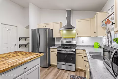 Kitchen - 10890 S Arrowhead Spring Dr, Vail, AZ 85641 photo 3 of 5