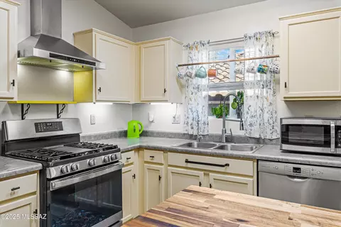 Kitchen - 10890 S Arrowhead Spring Dr, Vail, AZ 85641 photo 4 of 5