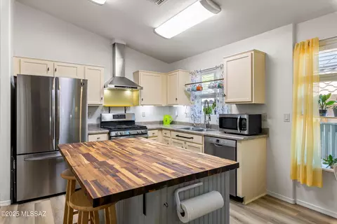 Kitchen - 10890 S Arrowhead Spring Dr, Vail, AZ 85641 photo 2 of 5