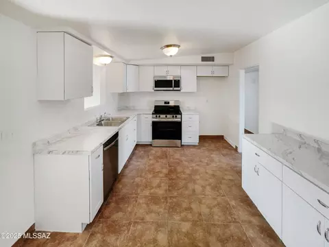 Kitchen - 8558 E Ruby Dr, Tucson, AZ 85730 photo 2 of 3