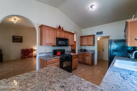 Kitchen - 3673 W Thundercloud Loop, Tucson, AZ 85742 photo 4 of 5