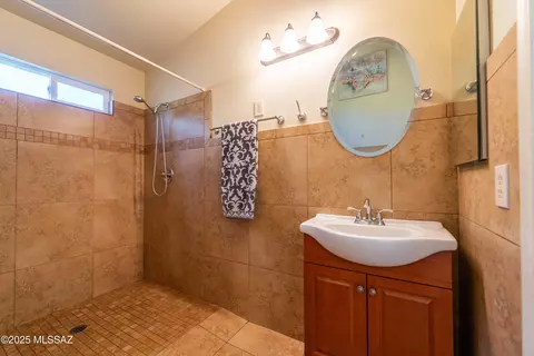 Bath - 3673 W Thundercloud Loop, Tucson, AZ 85742 photo 2 of 3