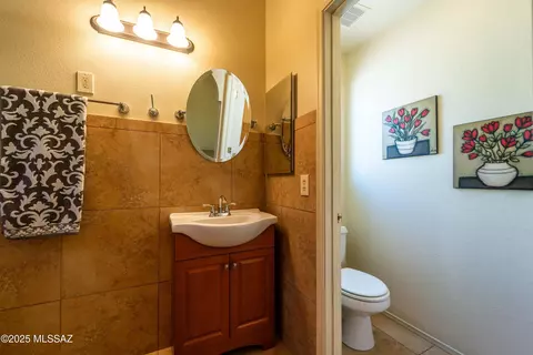 Bath - 3673 W Thundercloud Loop, Tucson, AZ 85742 photo 3 of 3