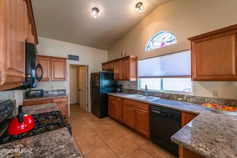 Kitchen - 3673 W Thundercloud Loop, Tucson, AZ 85742 photo 1 of 5