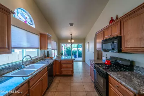 Kitchen - 3673 W Thundercloud Loop, Tucson, AZ 85742 photo 2 of 5
