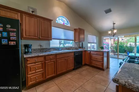 Kitchen - 3673 W Thundercloud Loop, Tucson, AZ 85742 photo 3 of 5