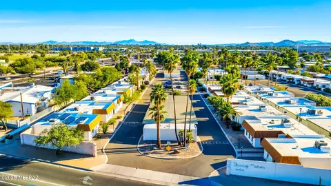 660 River Rd W, Tucson, AZ 85704