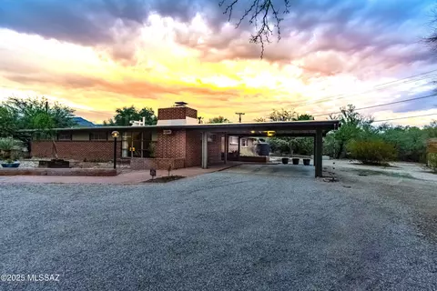 6945 E Arrowhead Pl, Tucson, AZ 85715