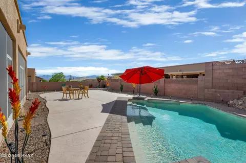 1137 W Bosch Dr, Green Valley, AZ 85614