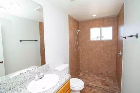 Bath - 33 E Walker Pl, Tucson, AZ 85706 photo 2 of 5