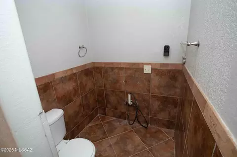 Bath - 33 E Walker Pl, Tucson, AZ 85706 photo 4 of 5