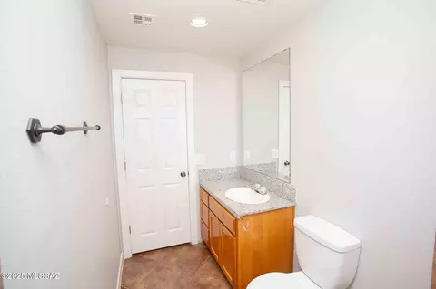 Bath - 33 E Walker Pl, Tucson, AZ 85706 photo 3 of 5