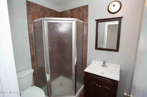 Bath - 33 E Walker Pl, Tucson, AZ 85706 photo 5 of 5