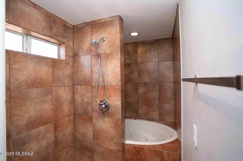 Bath - 33 E Walker Pl, Tucson, AZ 85706 photo 1 of 5