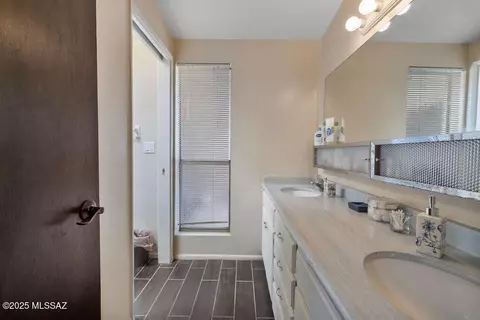 Bath - 8908 E Maple Leaf Dr, Tucson, AZ 85710 photo 1 of 6