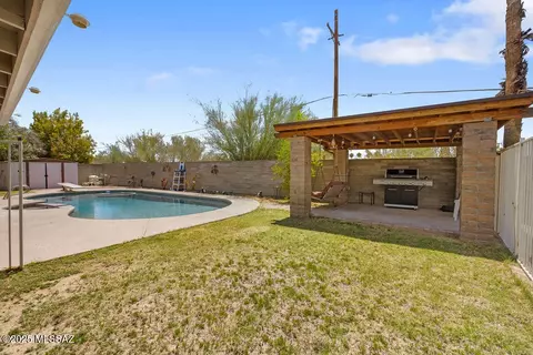 Exterior - 8908 E Maple Leaf Dr, Tucson, AZ 85710 photo 3 of 10