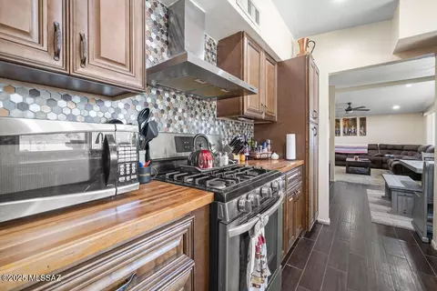Kitchen - 8908 E Maple Leaf Dr, Tucson, AZ 85710 photo 2 of 4
