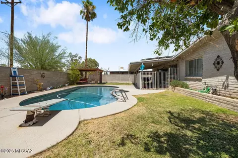 Exterior - 8908 E Maple Leaf Dr, Tucson, AZ 85710 photo 2 of 10