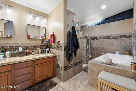 Bath - 8908 E Maple Leaf Dr, Tucson, AZ 85710 photo 5 of 6