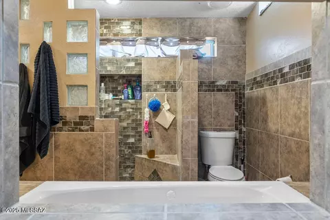 Bath - 8908 E Maple Leaf Dr, Tucson, AZ 85710 photo 4 of 6