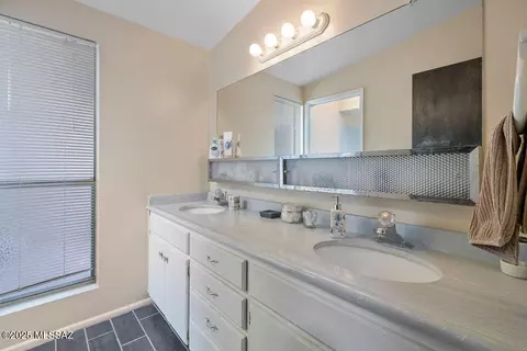 Bath - 8908 E Maple Leaf Dr, Tucson, AZ 85710 photo 2 of 6