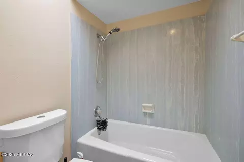 Bath - 8908 E Maple Leaf Dr, Tucson, AZ 85710 photo 3 of 6