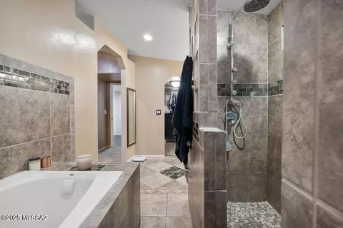 Bath - 8908 E Maple Leaf Dr, Tucson, AZ 85710 photo 6 of 6