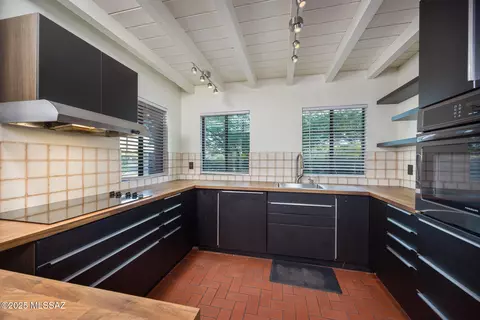 Kitchen - 4065 E 3rd St, Tucson, AZ 85711 photo 2 of 4