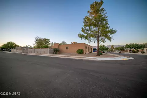 2220 S Tree Moss Ave, Tucson, AZ 85710