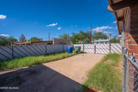 Exterior - 830 E Halcyon Rd, Tucson, AZ 85719 photo 3 of 7